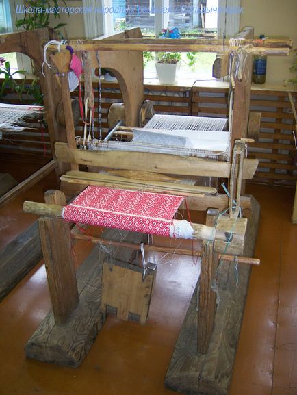Старовинний дерев'яний ткацький верстат