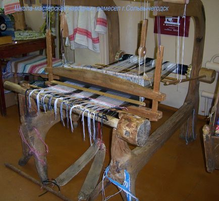 Старовинний дерев'яний ткацький верстат