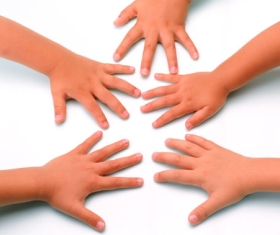 Pielea uscată a mâinilor unui copil, lumea femeii