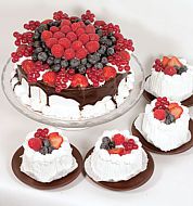 Весільні торти на замовлення з ягодами і фруктами