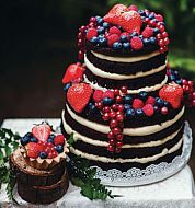 Esküvői torták rendelésre bogyókkal és gyümölcs