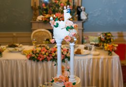 Весільний торт з конваліями і ініціалами замовити з доставкою по Москві за 3000 руб