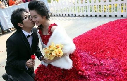 Весільна сукня з 9999 троянд