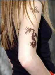 Tatuaje Avril Avalanche Star, inima, tatuaj nou cu craniu