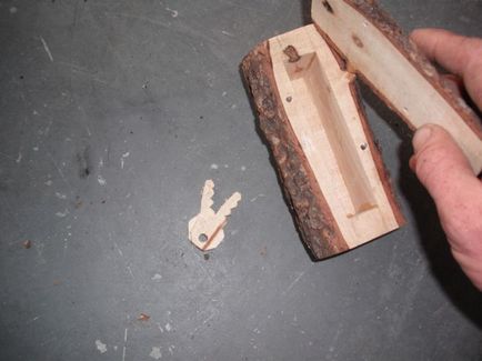 Cache de lemn cu mâinile proprii