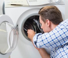 Mașina de spălat este în funcțiune - eliminăm scurgeri de jos, din compartimentul pentru pulberi, de la ușă