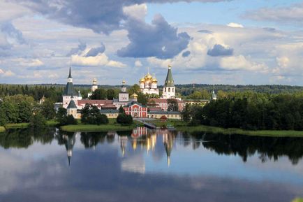 Top 11 locuri răcoritoare pentru a merge în toamnă în Rusia