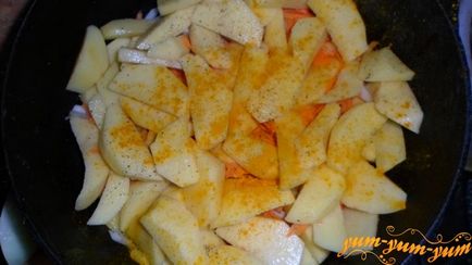 Тушкована картопля з овочами в сметані, рецепт з фото