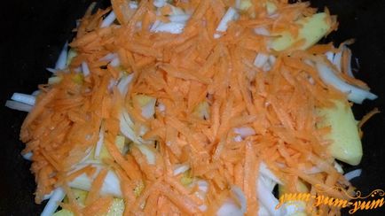Тушкована картопля з овочами в сметані, рецепт з фото