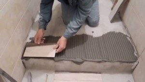 Dispozitivul unei podele într-o baie instrucțiunea pas cu pas pentru a face mâinile