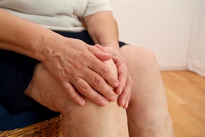 Печіння в коліні причини появи і лікування болю