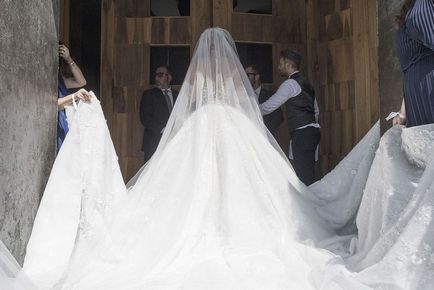 Un lux luxos arata ca o rochie de mireasa de aproape un milion de euro, brodata cu 500.000 de cristale