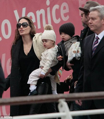 Angelina Jolie și Brad Pitt sărută cu pasiune la Paris