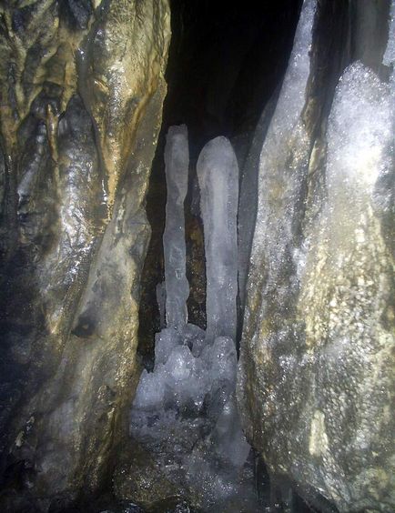 Askin Ice Cave, un site dedicat turismului și călătoriilor