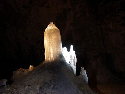 Askin Ice Cave, un site dedicat turismului și călătoriilor