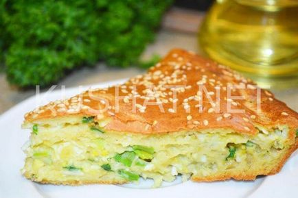Швидкий заливний пиріг з зеленою цибулею і яйцем