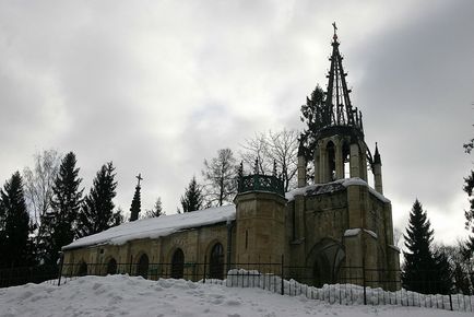 Церква святих апостолів Петра і Павла в Шуваловском парку