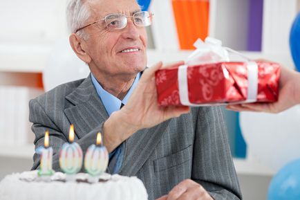 Що можна подарувати дідусеві на день народження - ідеї подарунків