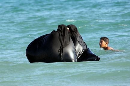 Fata din burkini, blogger mari-mari pe site-ul de pe 24 august 2016, o bârfă