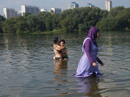 Fata din burkini, blogger mari-mari pe site-ul de pe 24 august 2016, o bârfă