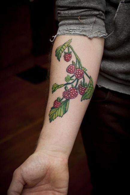 Fotografie de tatuaj cu fructe de padure