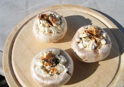 Ciuperci Champignons într-o rețetă cu microunde cum să gătești umplute cu brânză