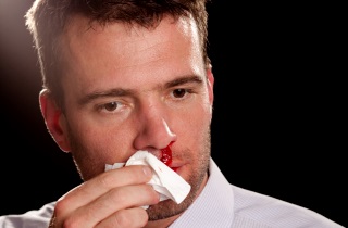 Există sânge din nas atunci când suflați nasul - cauzele de descărcare sângeroasă
