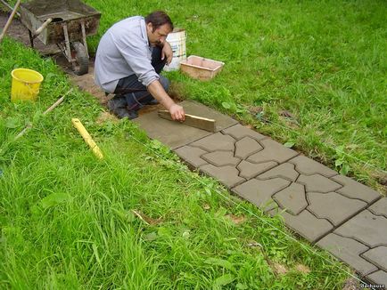 Виготовлення тротуарної плитки для садової доріжки своїми руками