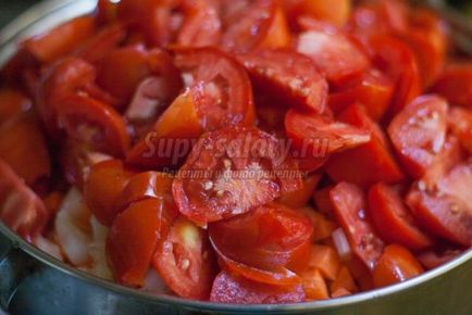Кабачкова ікра з помідорами