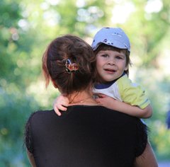 Як відучити дитину від рук поради молодим мамам