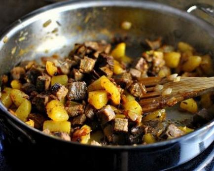 Cum să gătiți cartofi prăjiți în mod corespunzător cu ciuperci, ceapă, carne, pe grăsime, cât de delicios să se prăjească