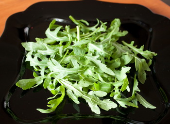 Як приготувати салат з курки з руколою і полуницею - перевірений покроковий рецепт з фото на
