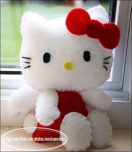 Hogyan készítsünk egy Hello Kitty puha játék, és varrni a zokni