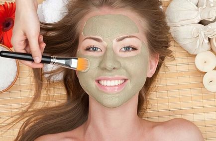Cum să faci o mască de față acasă și ce poți aplica pentru asta