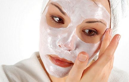 Cum să faci o mască de față acasă și ce poți aplica pentru asta