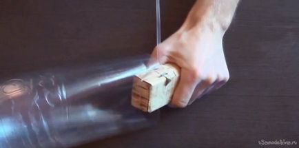 Hogyan készítsünk egy kötelet ki a rendes műanyag palack (üveg) Hogyan készítsünk egy kötelet ki a rendes műanyag palack