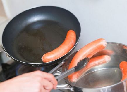 Főzni hot dog és a kolbász a serpenyőben, ls