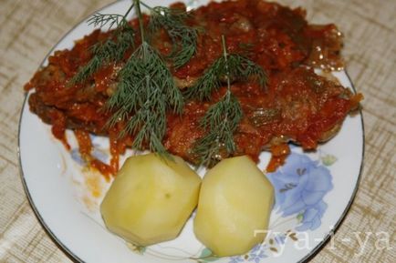 Карась з овочами в томаті на сковороді