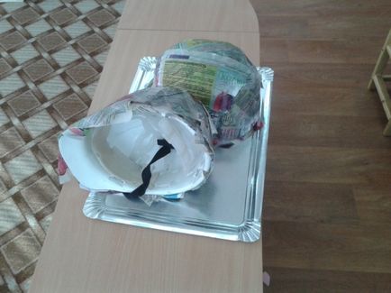 A sisak készült papírmasé (tanárok) A sisak készült papírmasé