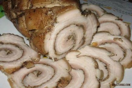 Rulou clasic din piept de carne de porc coapte în folie