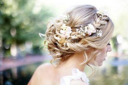 Gyönyörű esküvői frizura fátyollal és tiara