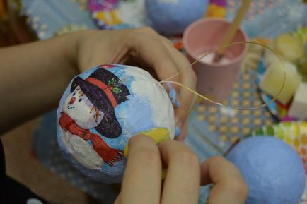 Maestru de clasă pentru realizarea jucăriilor din copaci de Crăciun, fabricate din papier-mâché, decorate cu decupaj