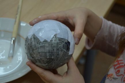 Maestru de clasă pentru realizarea jucăriilor din copaci de Crăciun, fabricate din papier-mâché, decorate cu decupaj