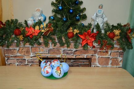 Maestru de clasă pentru realizarea jucăriilor din copaci de Crăciun, fabricate din papier-mâché, decorate cu decupaj