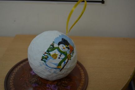 Maestru de clasă pentru realizarea jucăriilor din copaci de Crăciun, fabricate din papier-mâché, decorate cu decupaj