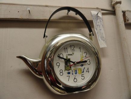 Maestru al reparației ceasurilor la timp, o conspirație mondială a ceasornicilor și a semnelor proaste - zilnic