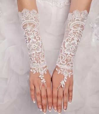 Модні аксесуари для нареченої в 2017 році, весільний образ, рукавички, прикраси, клатчі, сережки,