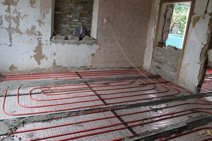 Instalarea podelei de apă caldă din polietilenă reticulată prin mâinile proprii (polietilenă) Instalarea unei podele de apă caldă din polietilenă reticulată cu mâinile proprii