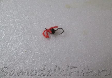 Mormyshka sub un pachet de viermi de sânge - pește de casă pentru pescuit propriu