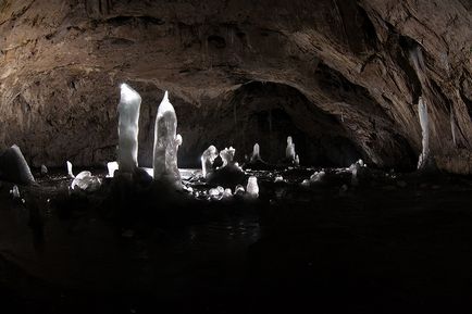 Cu mașina spre grotă de gheață Ascinsky și cascada oglinzii